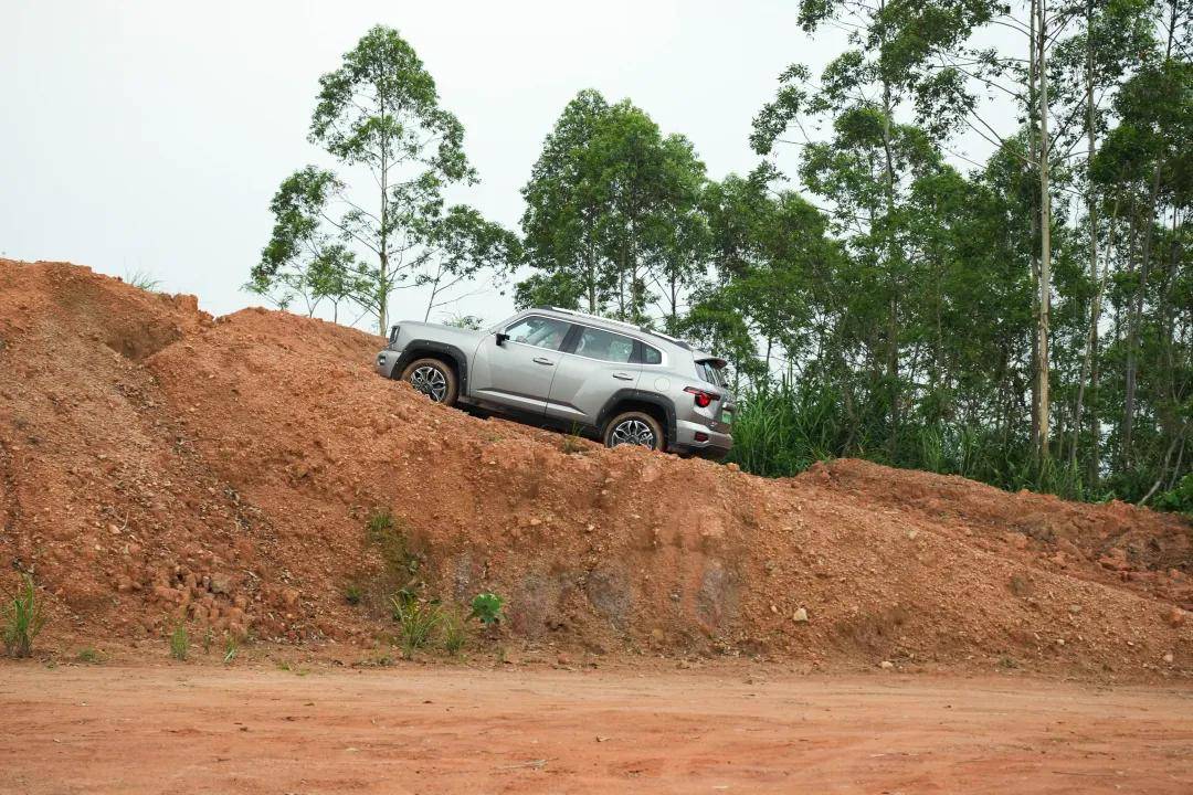 17.98萬,四驅SUV,油耗不到6L!你買不買?