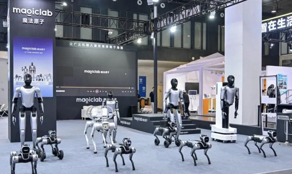 2025世界機器人大會(WRC 2025),有300余家企業、機構和院校參展,展出超過1500款機器人產品 image