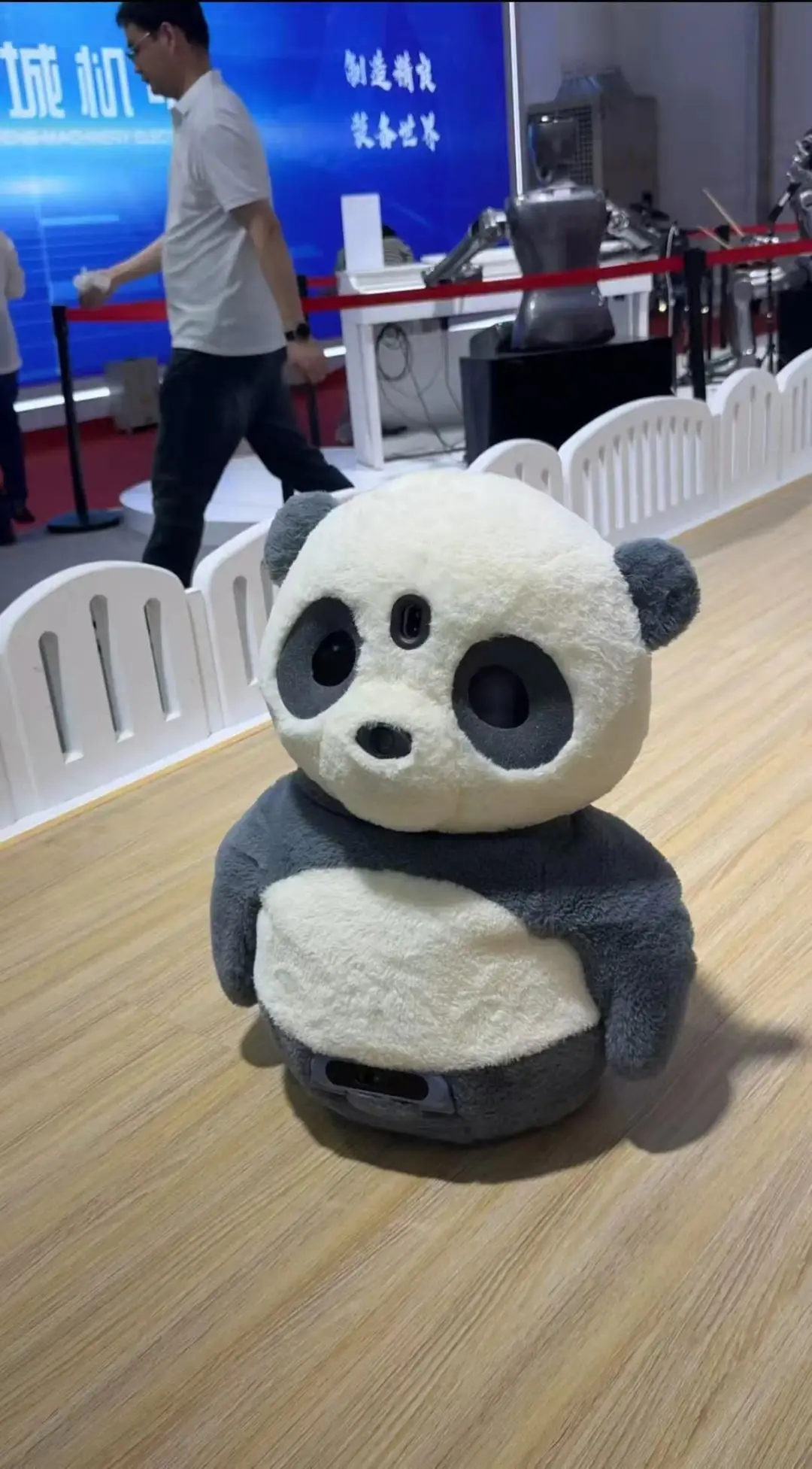 2025世界機器人大會(WRC 2025),有300余家企業、機構和院校參展,展出超過1500款機器人產品 image