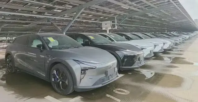 7月下旬,丁酩在寧波的吉利汽車第二制造基地,全款買到一輛紫色長續航版極越 07。此時距離極越汽車突然崩盤已經過去大半年