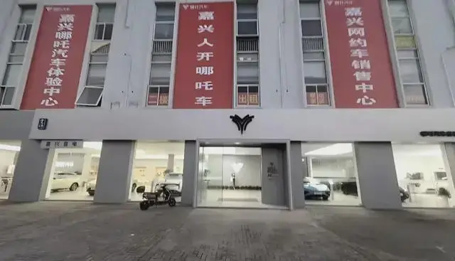 7月下旬,丁酩在寧波的吉利汽車第二制造基地,全款買到一輛紫色長續航版極越 07。此時距離極越汽車突然崩盤已經過去大半年