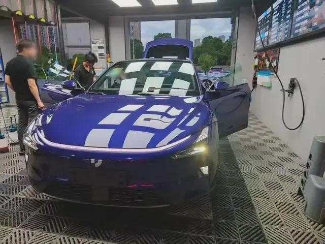 7月下旬,丁酩在寧波的吉利汽車第二制造基地,全款買到一輛紫色長續航版極越 07。此時距離極越汽車突然崩盤已經過去大半年