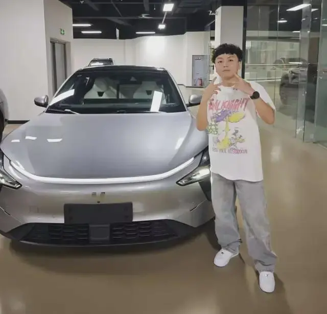 7月下旬,丁酩在寧波的吉利汽車第二制造基地,全款買到一輛紫色長續航版極越 07。此時距離極越汽車突然崩盤已經過去大半年