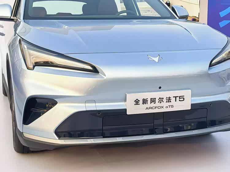 極狐全新阿爾法T5正式上市 推出六款車型,限時(shí)優(yōu)惠價(jià)10.98萬起!