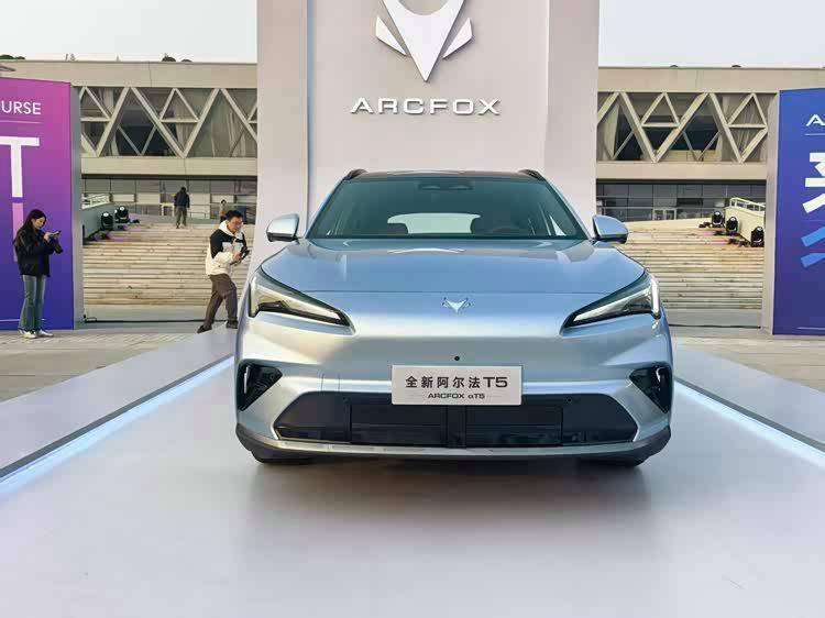 極狐全新阿爾法T5正式上市 推出六款車型,限時(shí)優(yōu)惠價(jià)10.98萬起!