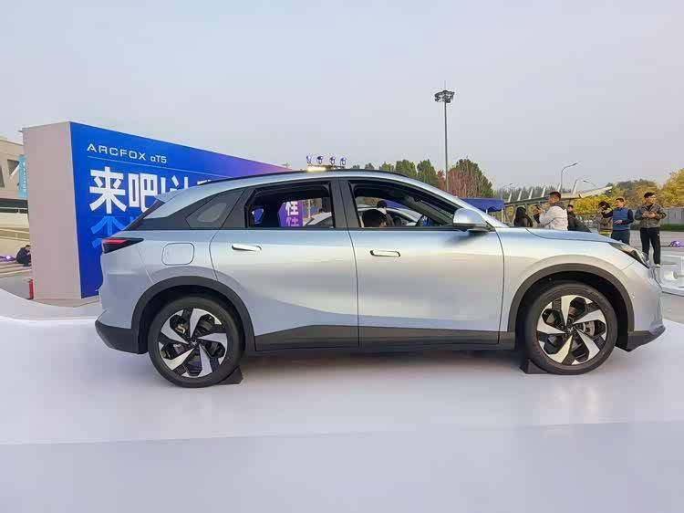 極狐全新阿爾法T5正式上市 推出六款車型,限時(shí)優(yōu)惠價(jià)10.98萬起!