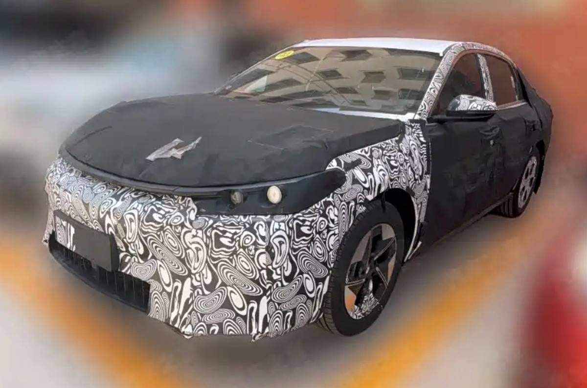 吉利銀河A7純電版諜照!純電中型車,超充插孔很清晰,終于要來了