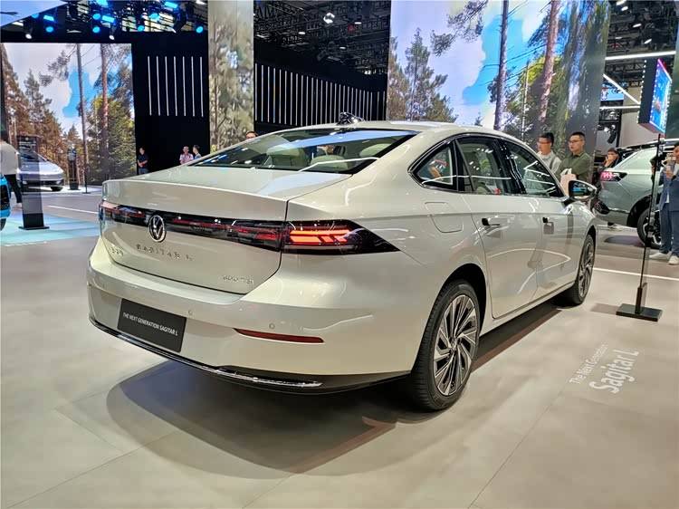 一汽-大眾全新一代速騰L和中期改款攬巡這兩款車型的出現(xiàn),凸顯了傳統(tǒng)車企在應(yīng)對行業(yè)變革時的靈活性與韌性